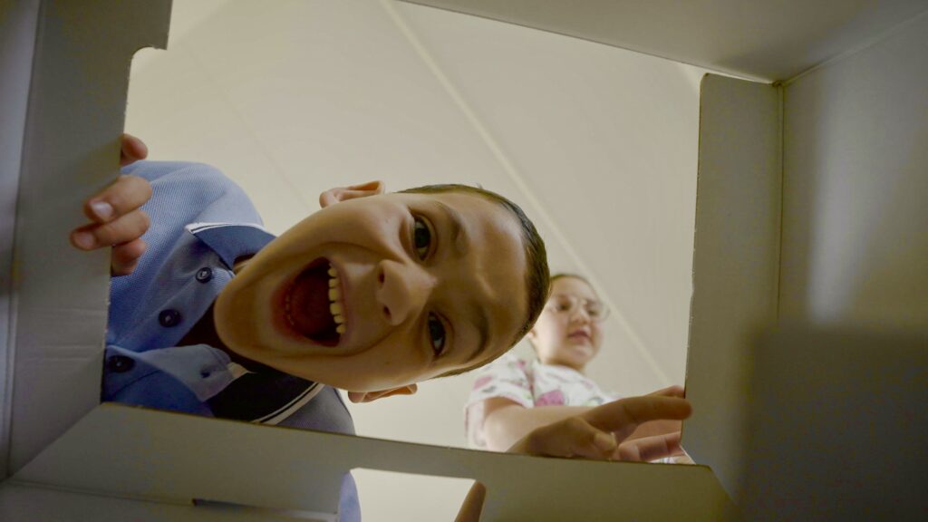 jongen kijkt in Heppie Box