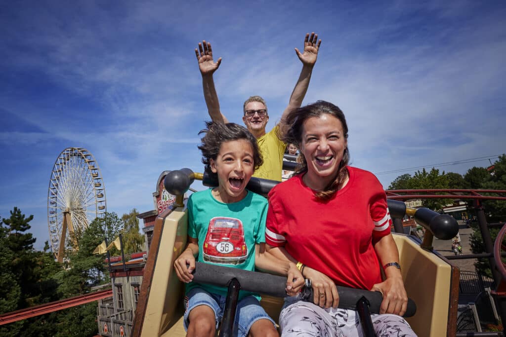 jongen in achtbaan tijdens de Heppie Tour