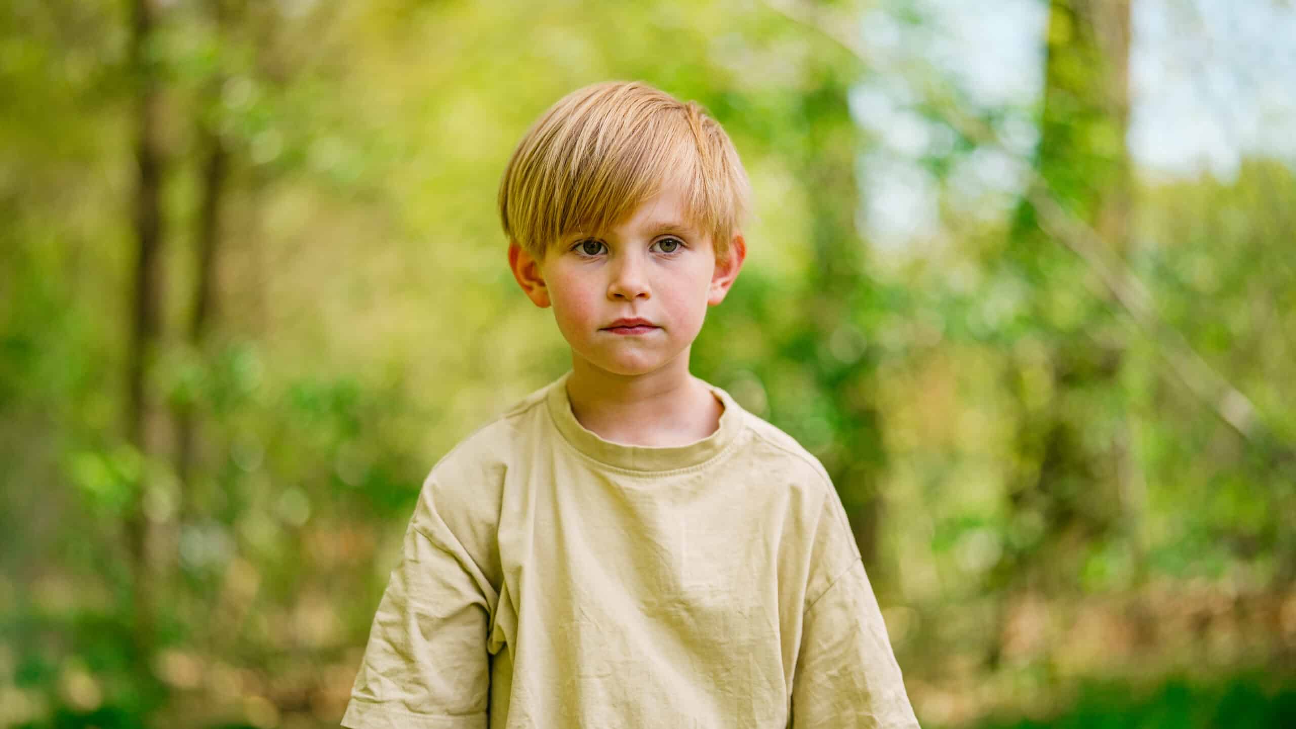 DE ZOMER VAN SAM “Kinderen uit mijn klas gaan deze vakantie wel met hun vader en moeder weg, ik niet”