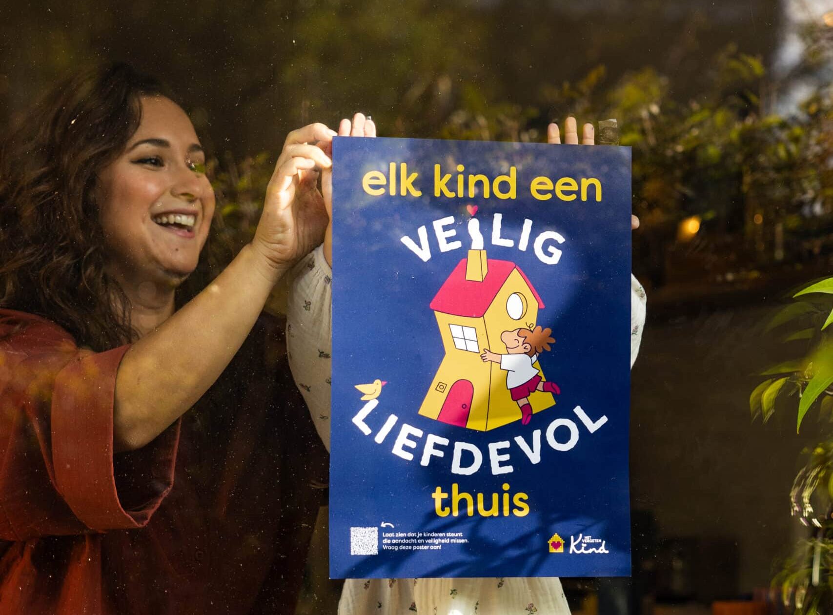 Hang de gratis Liefdevol Thuis-poster voor jouw raam en laat zien dat je vergeten kinderen steunt